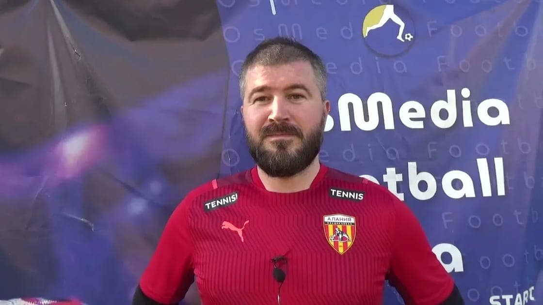 Мини-футбол — игроки в жёлтой форме